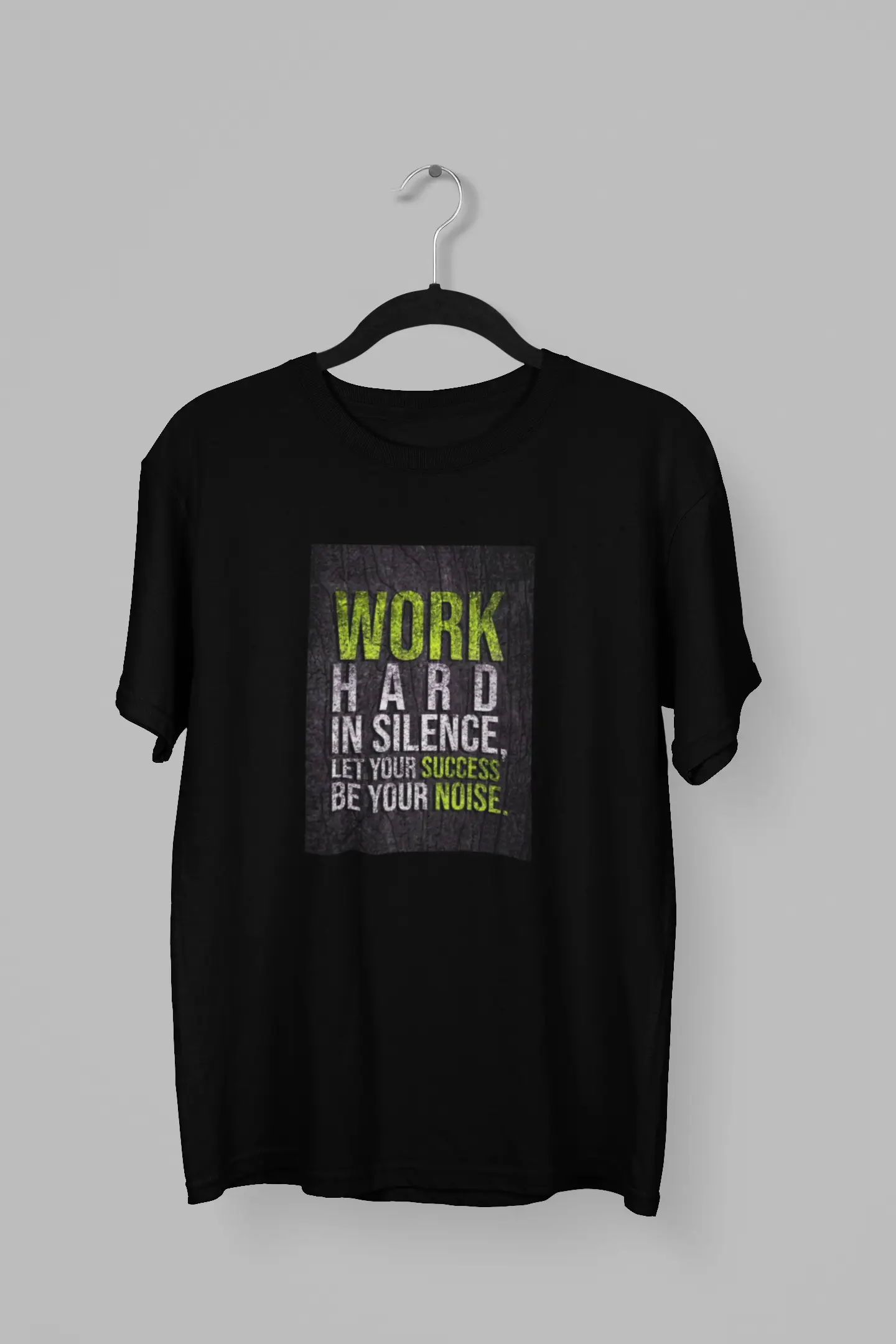 Remera con la frase Trabaja duro en silencio