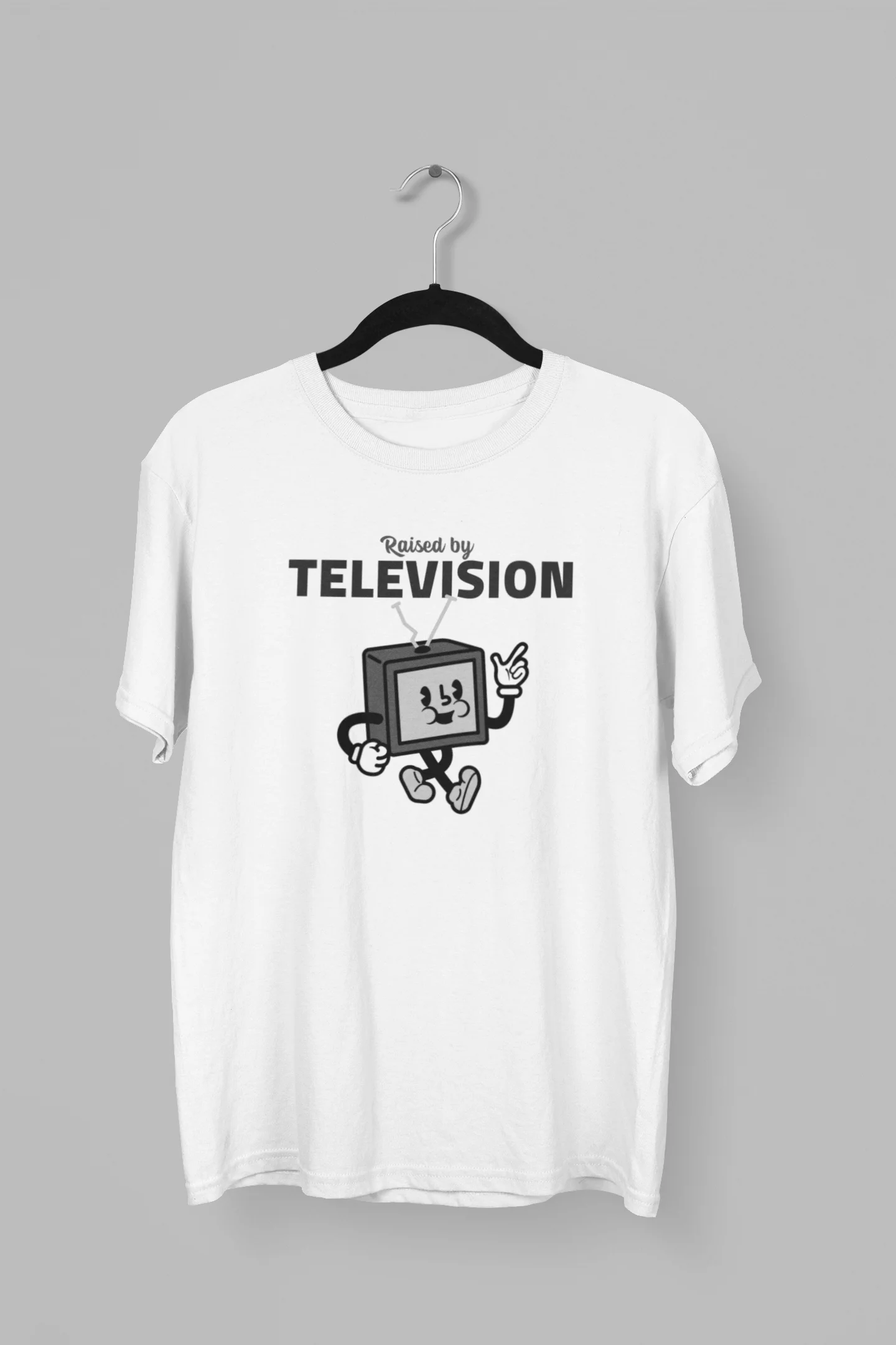 Remera con la frase Raised by television