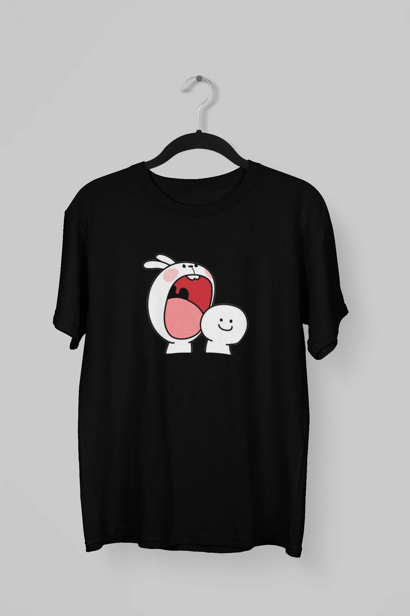 Remera de sticker de conejito queriendo tragar a su pareja