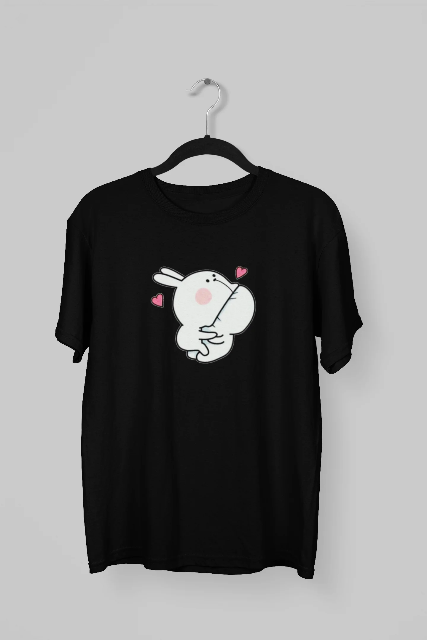 Remera de sticker de conejito tragando a su pareja