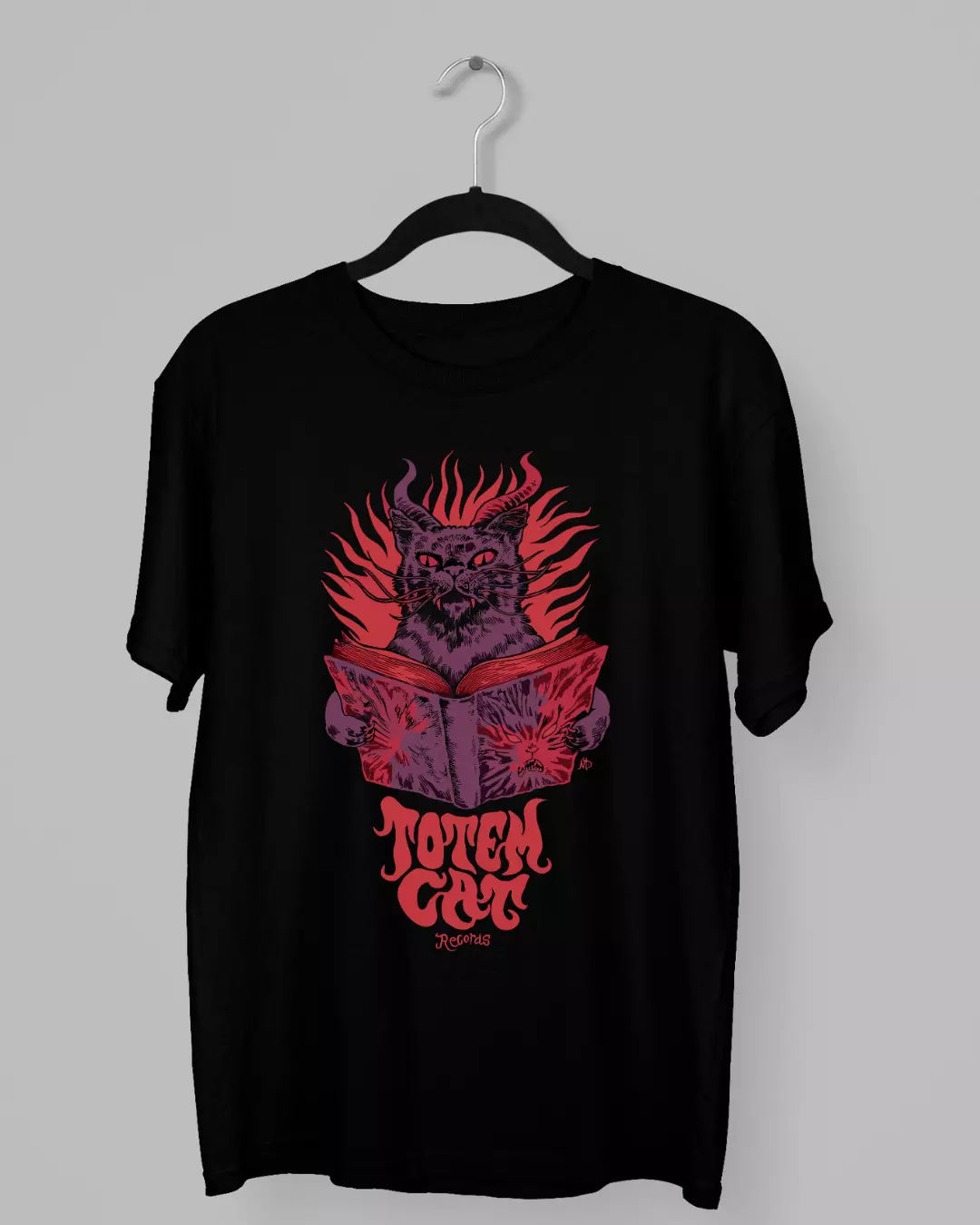 Remera de un Gato satanico con la frase Totem Cat