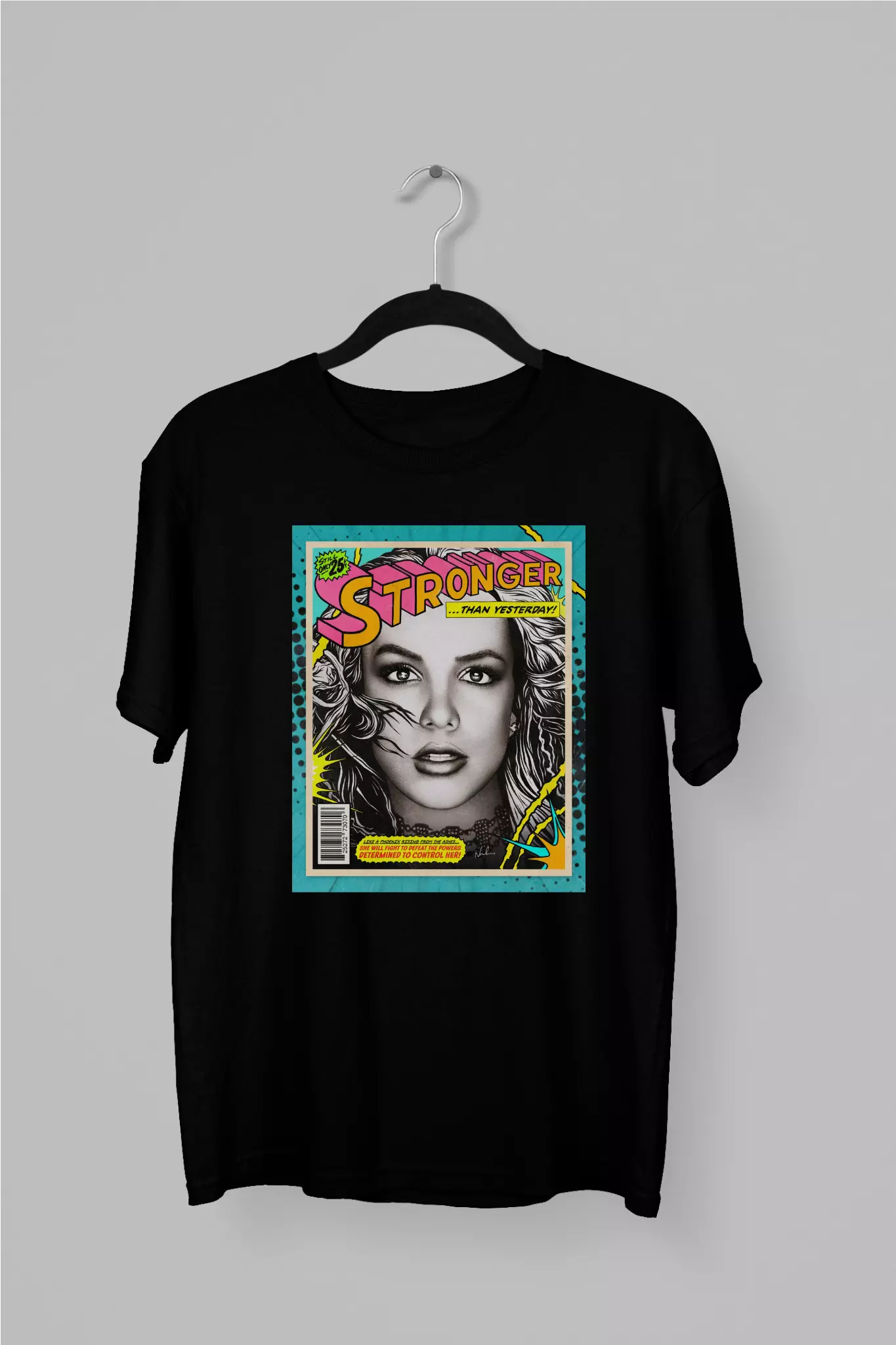 Remera de Britney Spears con su rostro en blanco y negro y la palabra Stronger