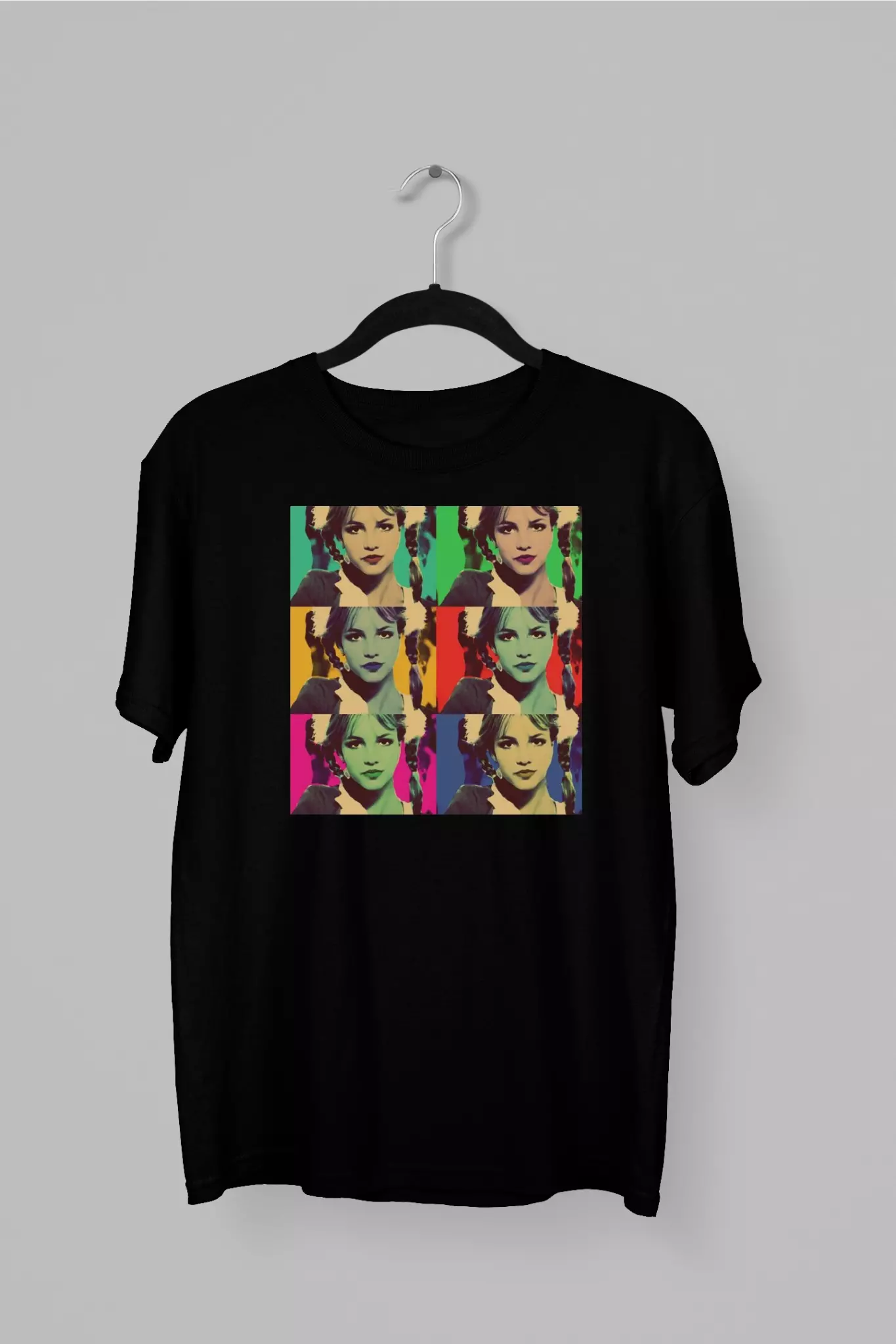 Remera con varias caras de Britney Spears en blanco y negro y en diferentes cuadros de colores