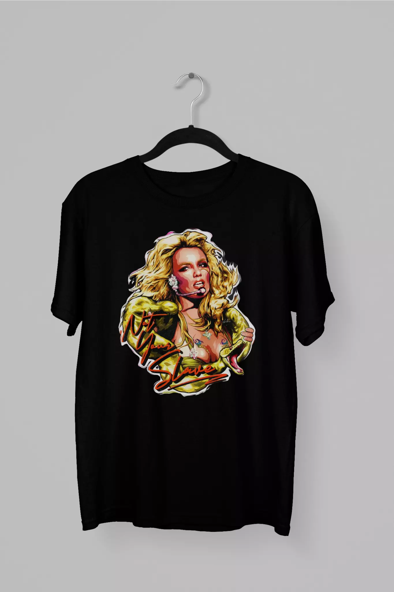 Remera con la figura de Britney Spears con la frase Not Your Slave