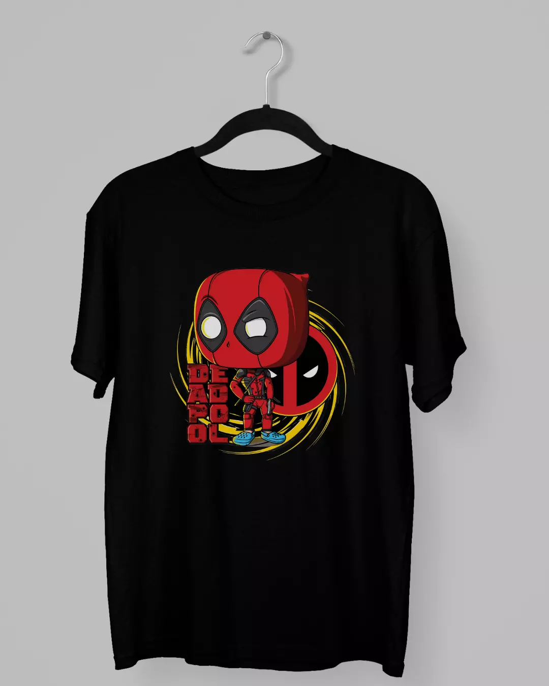 Remera de Deadpool Chibi con crocs y fondo de remolino amarillo