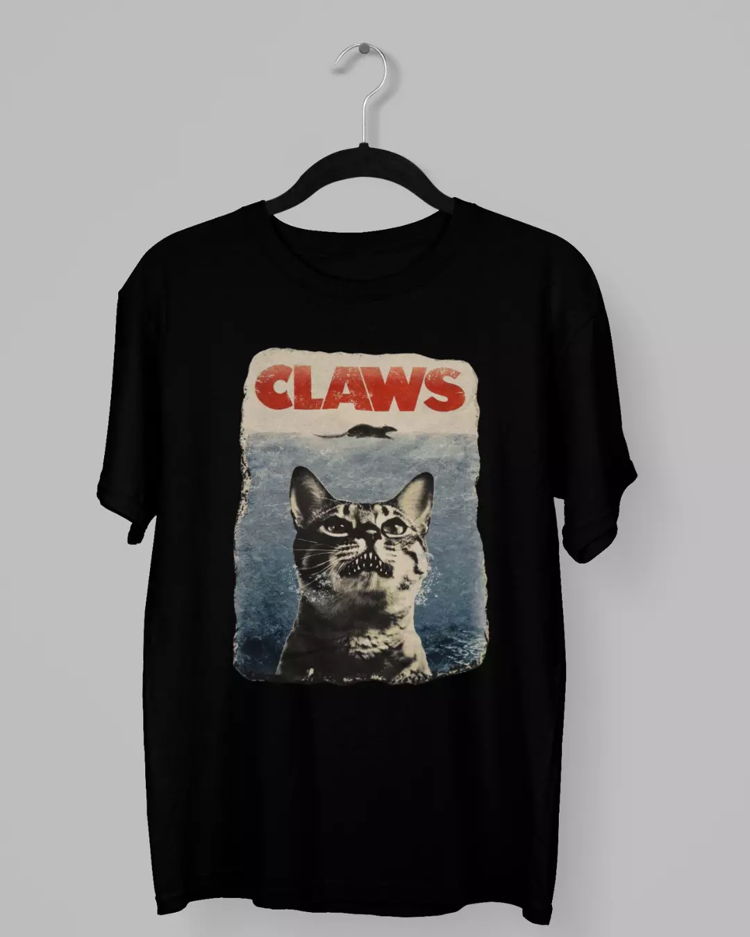 Remera de un gato en el agua mirando a un raton nadando