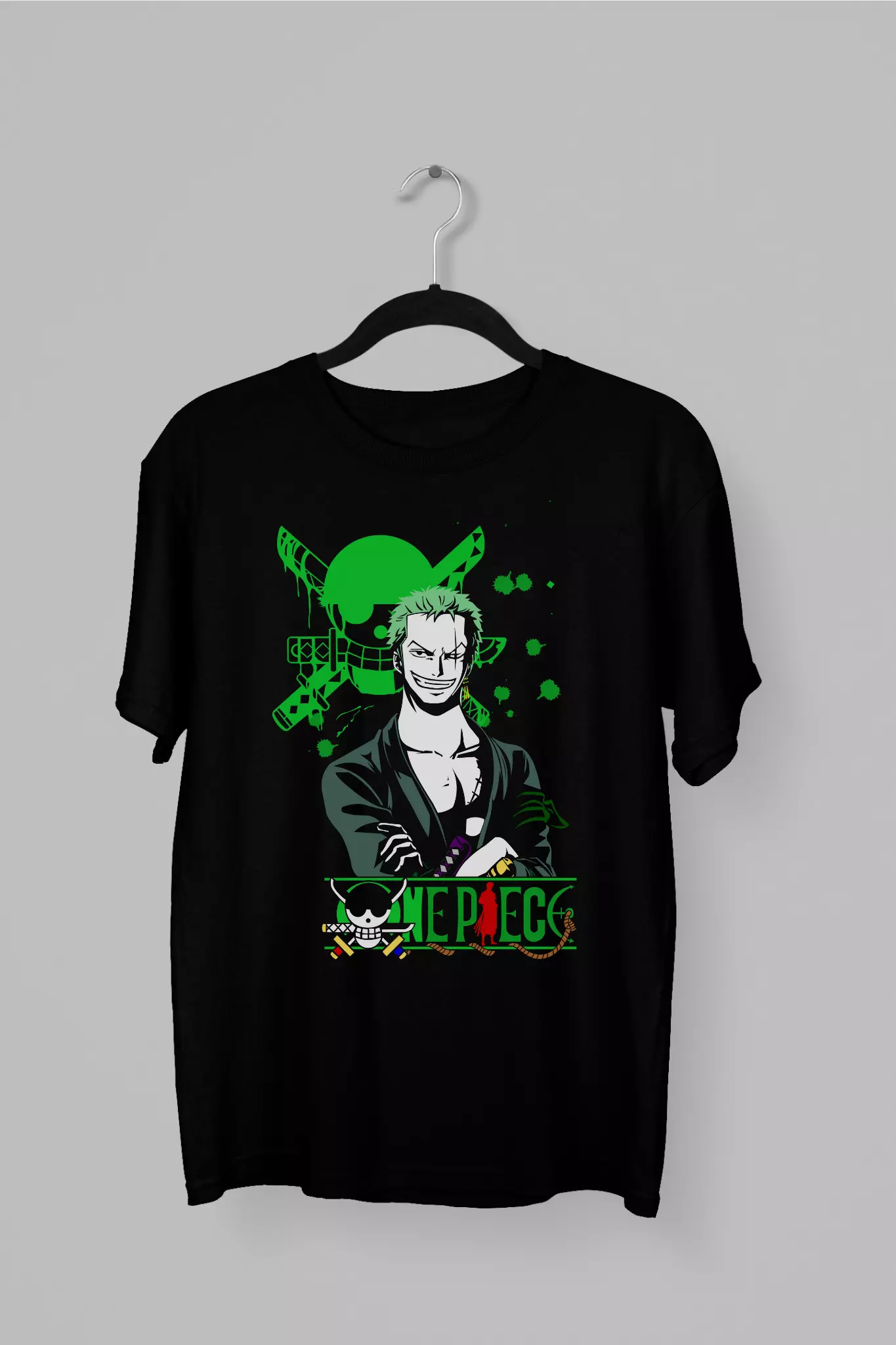 Remera de Zoro de One Piece sonriendo con los brazos cruzados