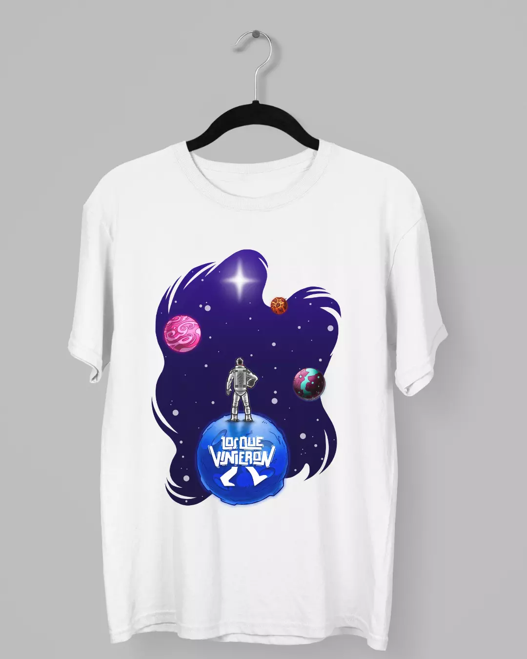 Remera de Los que Vinieron "Cosmos" con un astronauta parado sobre la Luna en el espcio