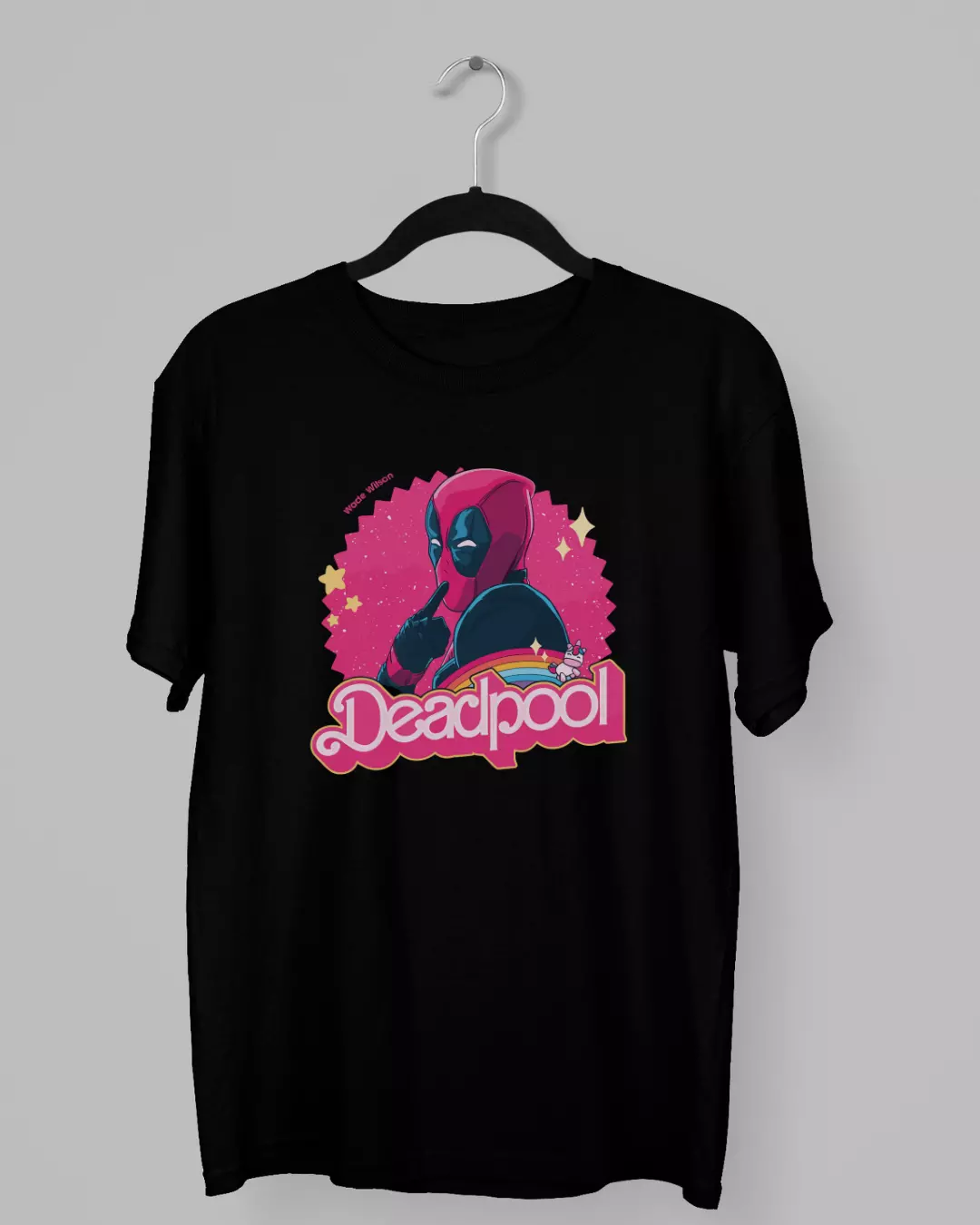 Remera de Deadpool con el fondo del logo de Barbie