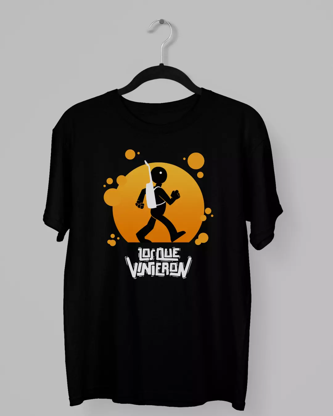 Remera de Los que Vinieron con la silueta del personaje caminando