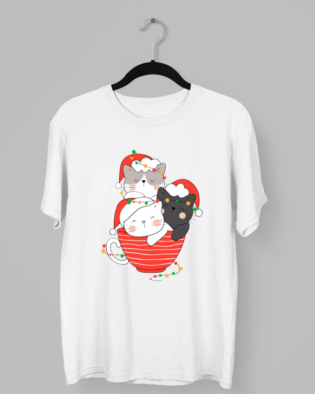 Remera de tres Gatitos dentro de una taza navideña