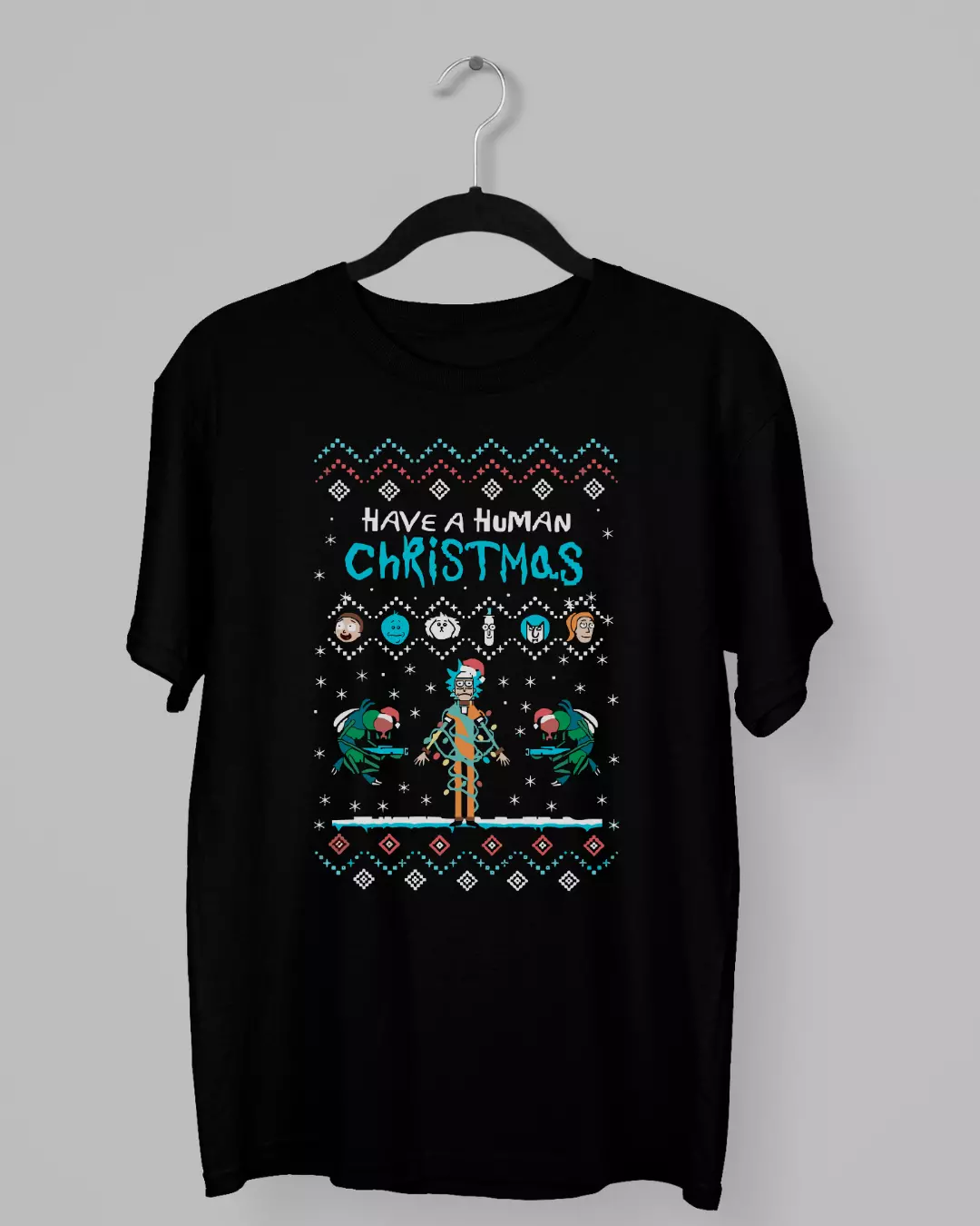 Remera navideña de Rick y Morty con Rick enredado con luces navideñas