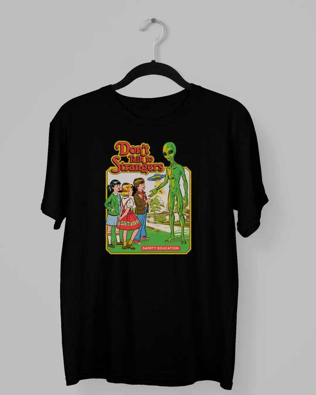 Remera de un Extraterrestre con la frase Don't talk to strangers